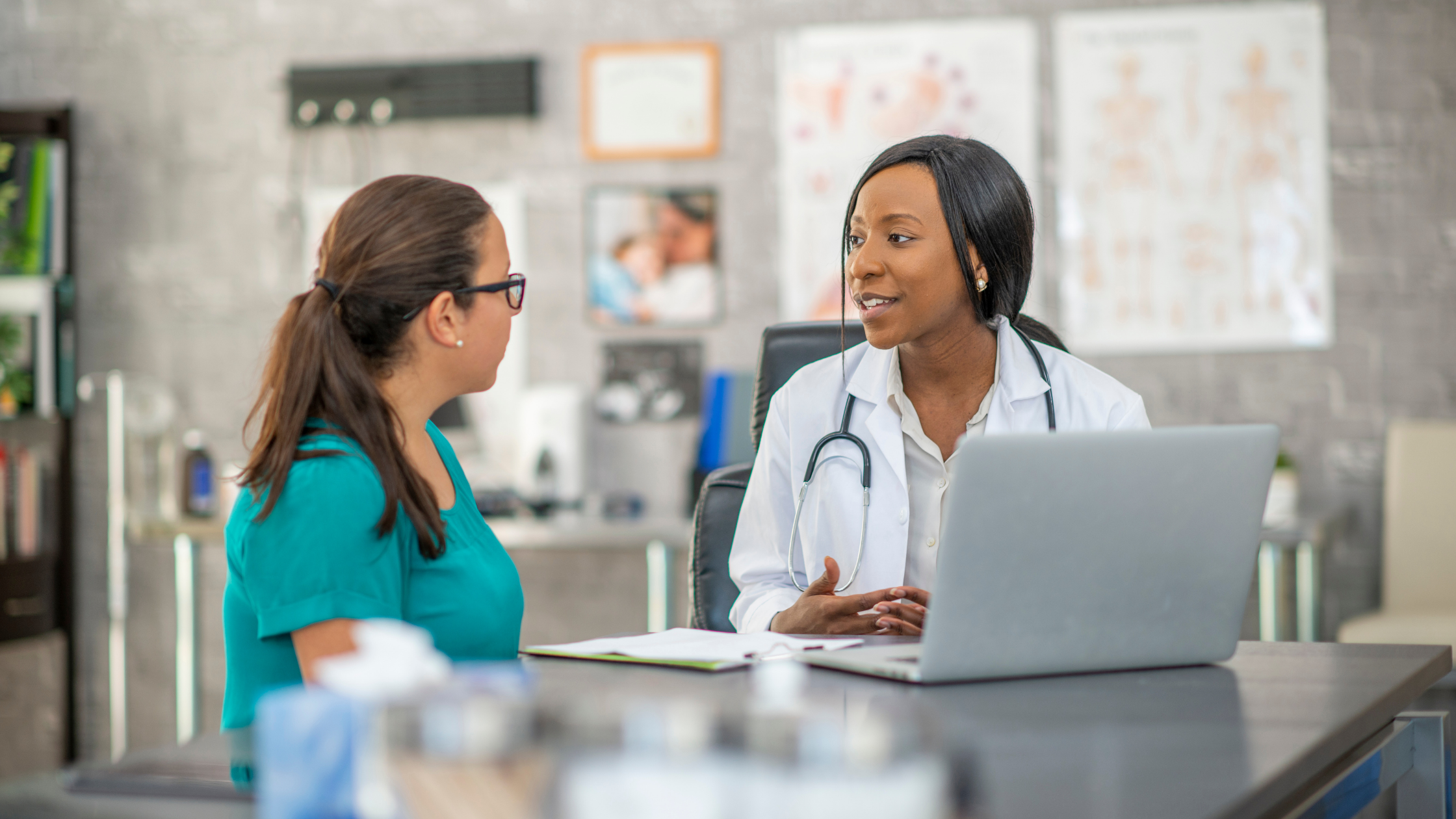 patient talk to a doctor about pain