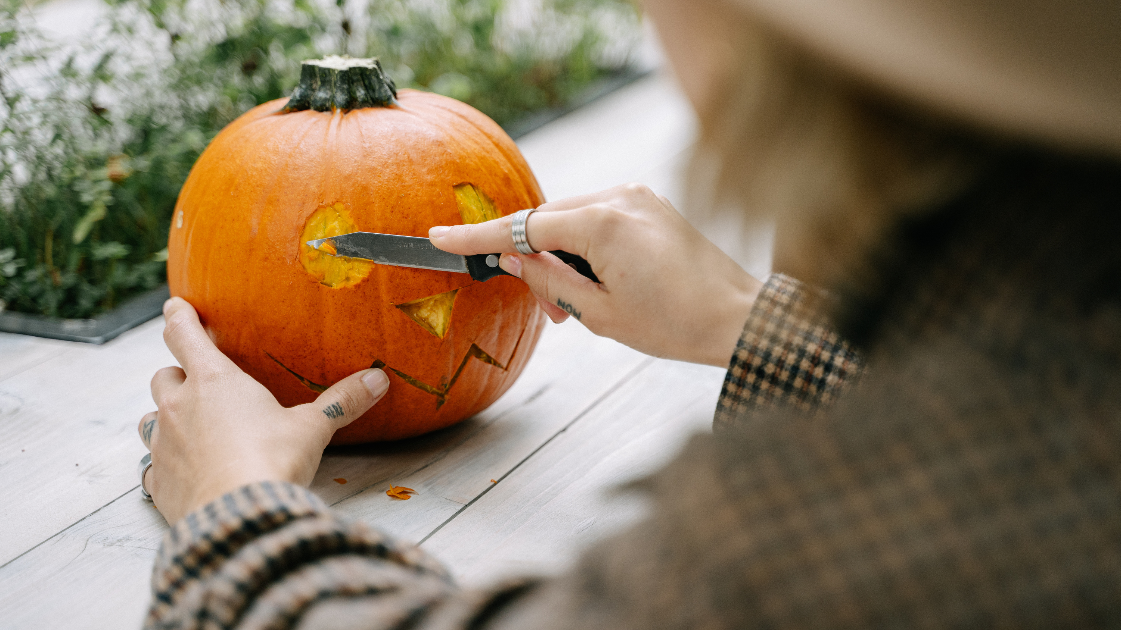 hand safety while carving pumpkins